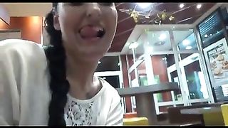 Fa sborrare l'amico sulle patatine e se le mangia