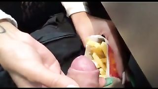 Fa sborrare l'amico sulle patatine e se le mangia