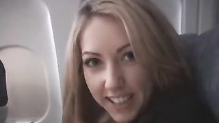 Pompino nella toilet dell'aereo