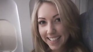 Pompino nella toilet dell'aereo