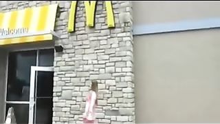 Si masturba al Mc Donald's davanti a tutti