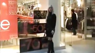 Si fa trombare nel camerino del centro commerciale