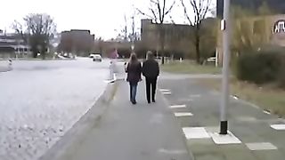 Spompina l'amico in vari luoghi pubblici