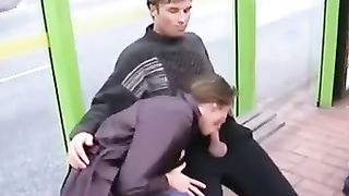 Spompina l'amico in vari luoghi pubblici