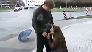 Anteprima del video: Spompina l'amico in vari luoghi pubblici