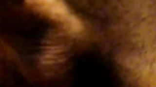 Succhia lo scroto al fidanzato e si fa schizzare