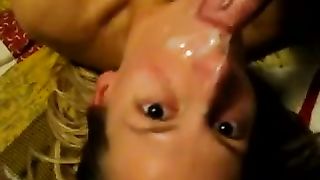 Succhia lo scroto al fidanzato e si fa schizzare