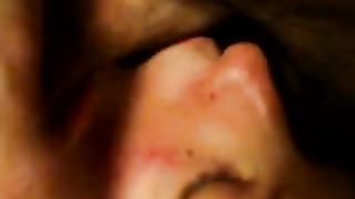 Succhia lo scroto al fidanzato e si fa schizzare