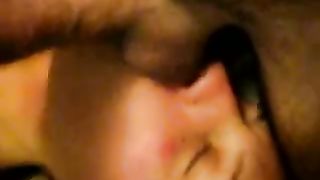 Succhia lo scroto al fidanzato e si fa schizzare