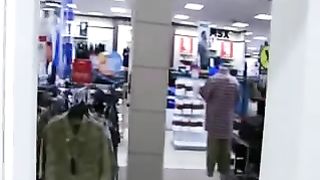 Inculata nel camerino di un negozio