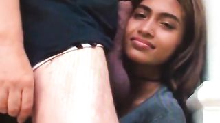 Succhia e si fa sborrare da un pisello gigante