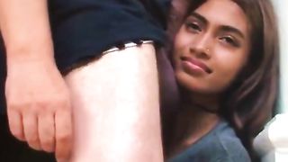 Succhia e si fa sborrare da un pisello gigante