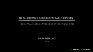 L'infermiera Nikita Bellucci inculata dal paziente