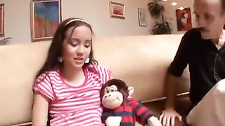 Dolce 18enne scopata dal vecchio zio pervertito