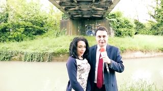 Margherita Fuxia si masturba con un grosso pesce