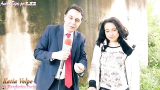 Margherita Fuxia si masturba con un grosso pesce