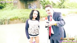 Margherita Fuxia si masturba con un grosso pesce