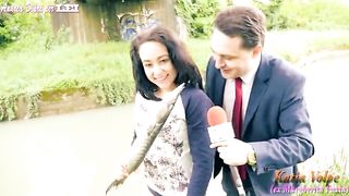 Margherita Fuxia si masturba con un grosso pesce