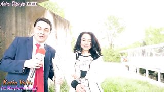 Margherita Fuxia si masturba con un grosso pesce