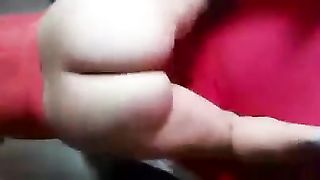 Infilo la spazzola nel culo della mia amica