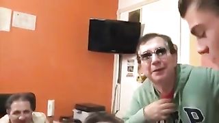 Romina si fa inculare mentre il cornutazzo guarda