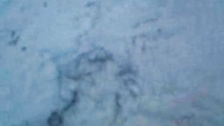 Moglie in vacanza sega l'animatore sulla spiaggia