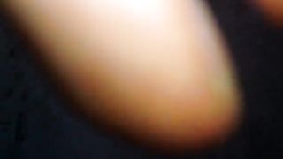 Moglie in vacanza sega l'animatore sulla spiaggia