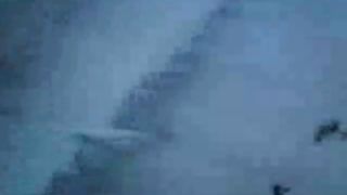 Moglie in vacanza sega l'animatore sulla spiaggia