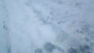 Moglie in vacanza sega l'animatore sulla spiaggia