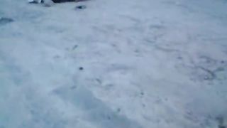 Moglie in vacanza sega l'animatore sulla spiaggia