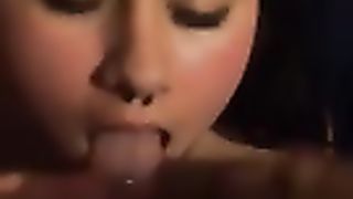 2 amici sborrano in faccia alla compagna di classe