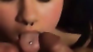 2 amici sborrano in faccia alla compagna di classe