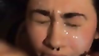 2 amici sborrano in faccia alla compagna di classe