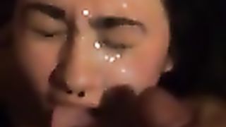 2 amici sborrano in faccia alla compagna di classe