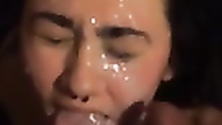 Anteprima del video: 2 amici sborrano in faccia alla compagna di classe