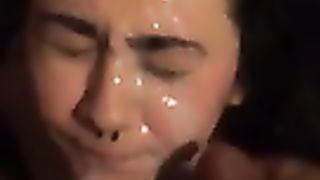 2 amici sborrano in faccia alla compagna di classe