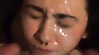 2 amici sborrano in faccia alla compagna di classe