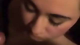 2 amici sborrano in faccia alla compagna di classe