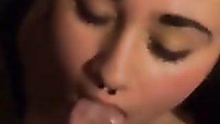 2 amici sborrano in faccia alla compagna di classe