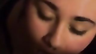 2 amici sborrano in faccia alla compagna di classe