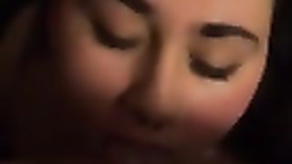 2 amici sborrano in faccia alla compagna di classe