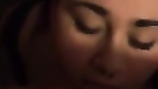 2 amici sborrano in faccia alla compagna di classe