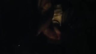 La mia troietta me lo succhia in auto