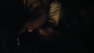 La mia troietta me lo succhia in auto