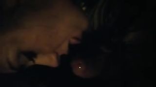 La mia troietta me lo succhia in auto