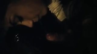 La mia troietta me lo succhia in auto