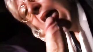 La mia signora spompina un ragazzino in tangenziale