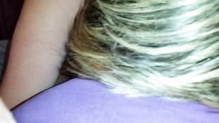 Enza mi spompina mentre il marito è allo stadio