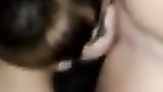 Gloria si fa pisciare in bocca da un'amica