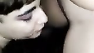 Gloria si fa pisciare in bocca da un'amica